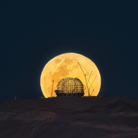 Am 28. Oktober 2023 ging der Vollmond genau hinter der Kuppelkonstruktion des Extremely Large Telescope im Norden Chiles auf – die Aufnahme entstand aus rund 20 km Entfernung. 