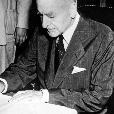 Cordell Hull unterzeichnet UN-Charta 1945