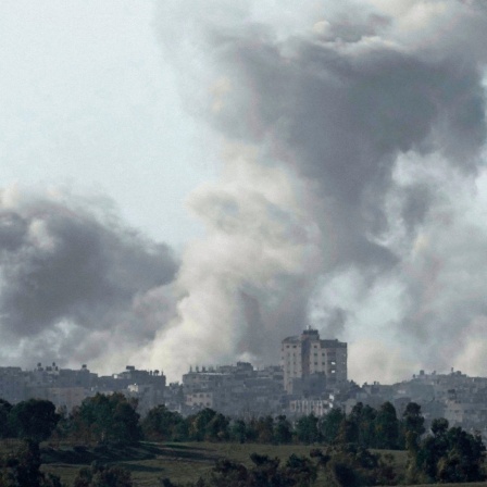 Rauch steigt nach einem israelischen Luftangriff im Gazastreifen auf.