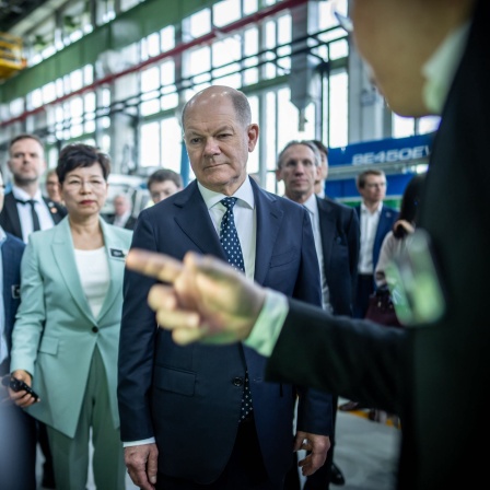Bundeskanzler Olaf Scholz (SPD) besucht das Innovationszentrum von Covestro, wo Neuentwicklungen aus Kunststoffen und Recycling Materialen entstehen. Scholz befindet sich auf seiner dreitägigen China-Reise.
