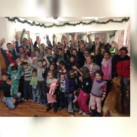 Das Kinderheim &#034;Stern der Hoffnung&#034; in Alba Iulia/Rumänien. Kinder winkend in einem Raum