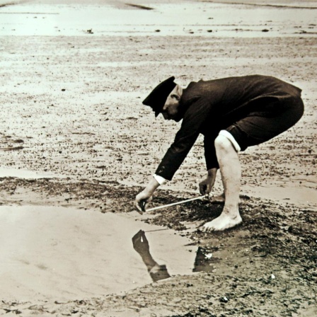 Das undatierte historische Foto zeigt den Landwirt und Hobby-Archäologen Andreas Busch bei der Vermessung von Brunnenresten im Rungholt-Watt. Rungholt wird in Sage und Dichtung als ein reicher Handelsort in Nordfriesland beschrieben. Die grosse Sturmflut von 1362 zerstörte die Siedlung und das Umland. 