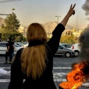 Eine Frau zeigt während einer Demonstration im Iran das Victory-Zeichen.