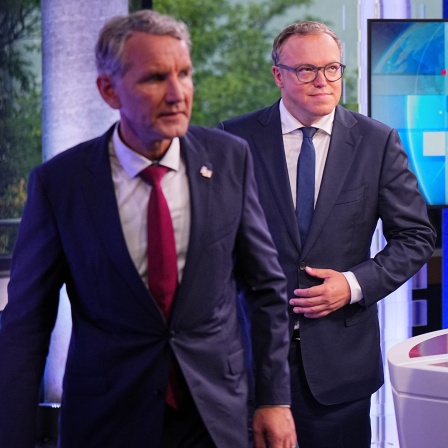 Mario Voigt (CDU, M), Vorsitzender der CDU in Thüringen und Spitzenkandidat, verlässt in einem Fernsehstudio eine Runde der Spitzenkandidaten neben Björn Höcke (AfD), Partei- und Fraktionsvorsitzender der AfD in Thüringen und Spitzenkandidat, und Katja Wolf, Spitzenkandidatin des Bündnis Sahra Wagenknecht (BSW) in Thüringen.