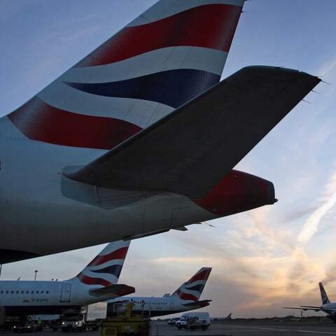 Maschinen der Fluggesellschaft British Airways auf dem Flughafen Heathrow. 