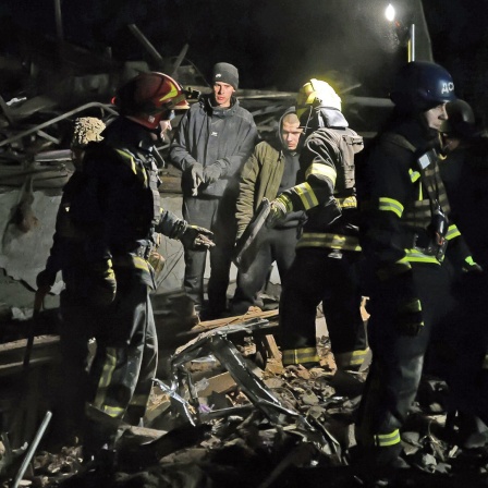 Rettungskräfte bergen nachts die Leiche eines Opfers eines nächtlichen russischen Angriffs in Kramatorsk (Ukraine).