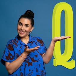 Ariana Baborie vor blauem Hintergrund und dem gelben Buchstaben "Q"