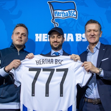 Fußball: Bundesliga, Pressekonferenz von Hertha BSC zum Einstieg des neuen Investors 777 Partners. Kay Bernstein, Präsident des Hertha BSC e. V., Josh Wander, CEO 777 Partners Thomas E. Herrich, Geschäftsführer der Hertha BSC GmbH & Co. KGaA