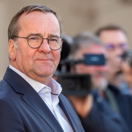 Bundesverteidigungsminister Boris Pistorius (SPD) wartet auf seinen ukrainischen Amtskollegen Umjerow vor einem bilateralen Gespräch im Verteidigungsministerium. (Foto vom 6.3.2025)