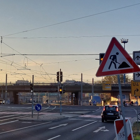 Blick auf die marode Brücke am Damaschkeplatz in Magdeburg wenige Stunden vor deren Sperrung.