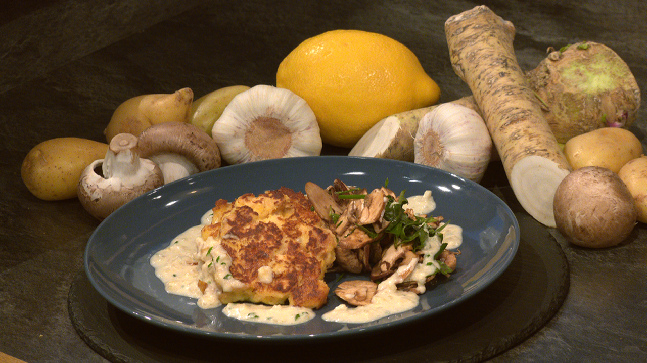 Kaspressknödel mit Meerrettichsoße und Champignon-Salat