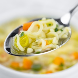 Ein Löffel mit Nudelsuppe.