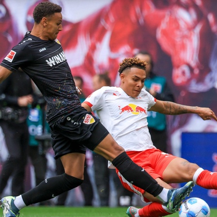  Leipzigs Spieler Antonio Nusa (r) und Stuttgarts Luca Jaquez im Zweikampf