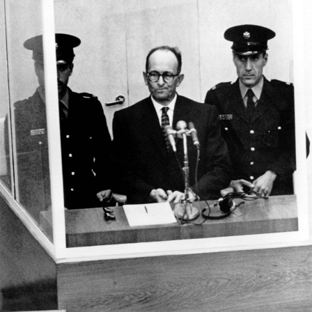 Adolf Eichmann während seiner Vernehmung am ersten Prozeßtag