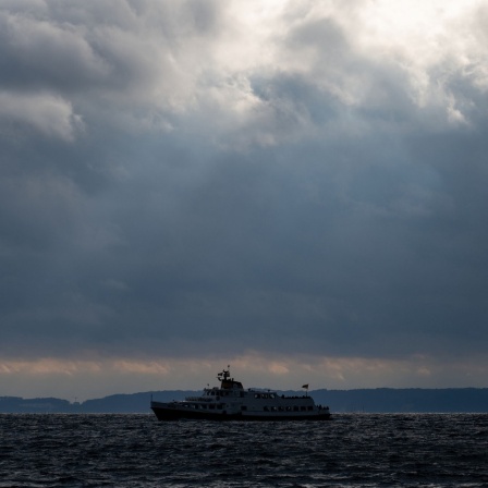 Dunkle Wolken ziehen über der Ostsee.