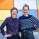 Autorinnen Katja Bigalke (R) und Marietta Schwarz (L) posieren für ein Bild in Berlin am 15. März 2023. 