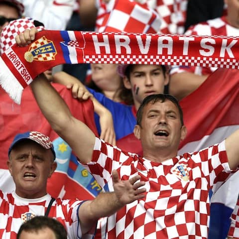 Kroatische Fußballfans am 12.6 vor dem Anpfiff der EM-Partie in der Gruppe D zwischen der Türkei und Kroatien in Paris. 