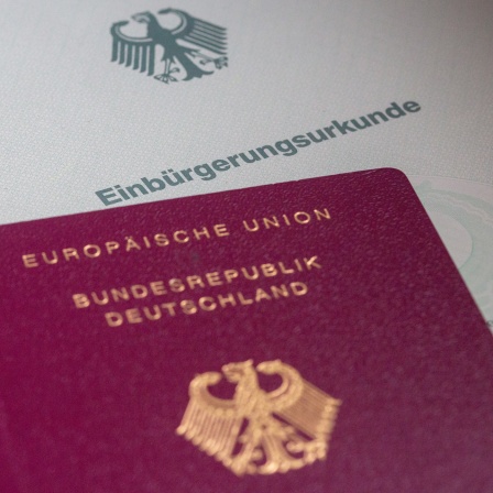 Ein Pass der Bundesrepublik Deutschland und eine Einbürgerungsurkunde