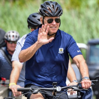 US-Präsident Joe Biden auf einem Fahrrad im Gordon's Pond State Park in Rehoboth Beach,
Delaware 