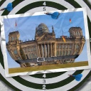 Eine Bildmontage zeigt das Reichstagsgebäude, das aufgebläht ist und um das einem zu enger Gürtel gespannt ist.