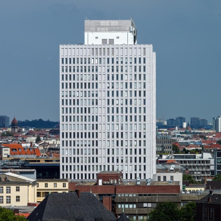 Blick auf das sanierte Hochhaus der Charite in Berlin-Mitte.