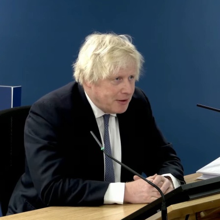 Ein Bildausschnitt aus dem Live-Stream des britischen Covid-19-Untersuchungsausschuss, bei dem Boris Johnson, ehemaliger Premierminister von Großbritannien, im Dorland House im Rahmen der zweiten Untersuchung aussagt. Dem konservativen Politiker wird ein chaotischer Kurs während der Pandemie vorgeworfen.
