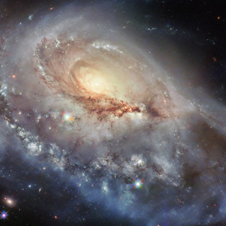 Weltraum - Eine wunderschöne, aber schiefe Spiralgalaxie beeindruckt auf diesem Bild des Hubble-Weltraumteleskops der NASA/ESA.