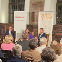 Podiumsdiskussion des 3. Ökumenischen Friedensdialogs in Osnabrück.