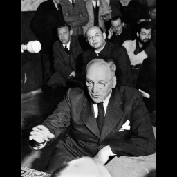 Der Chirug und Lungenspezialist Professor Dr. Ferdinand Sauerbruch während seiner Aussage am 22. April 1949 vor der Entnazifizierungskommission für Ärzte in Berlin
