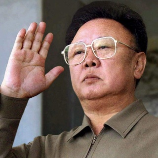 Großaufnahme: Kim Jong Il - verstorbenes Staatsoberhaupt von Nordkoreaorea, Hand zum Gruß erhoben.