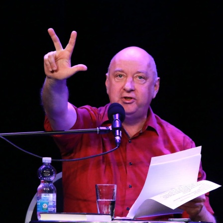 Horst Evers zeigt drei Finger