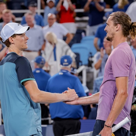 Jannik Sinner und Alexander Zverev geben sich die Hand