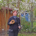 Havva Engin mit einem Sesamkringel, ihrem "Sehnsuchtsgebäck" aus der Türkei.