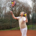 Seniorin auf dem Tennisplatz