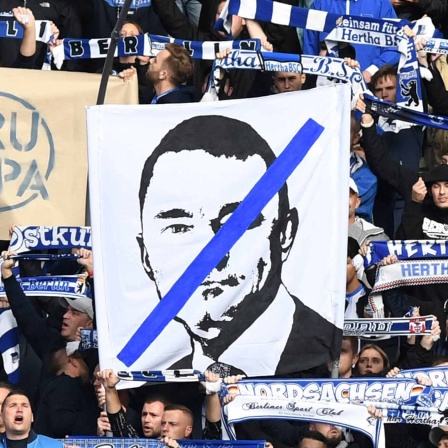 Proteste der Fans von Hertha gegen Investor Lars Windhorst, auf einem Transparent ist sein Gesicht durchgestrichen