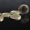 Bitcoin-Münzen vor schwarzem Hintergrund