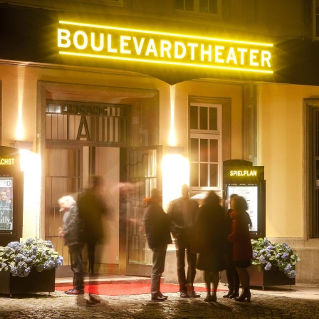 Besucher verlassen nach einer Vorstellung das Boulevardtheater Dresden