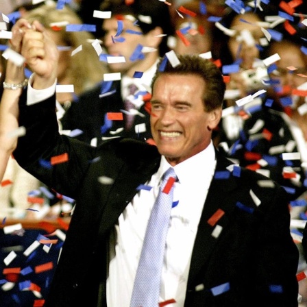 Arnold Schwarzenegger feiert mit Ehefrau Maria Shriver seinen Sieg bei den Gouverneurswahlen am 7.10.2003 in Los Angeles. 