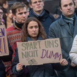 Studenten demonstrieren vor dem Hauptgebäude Universität Greifswald gegen die Kürzung von Geld für die Hochschulen und steigende Kosten für Studierende.