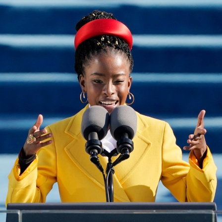 Die amerikanische Poetin Amanda Gorman trägt während der Amtseinführung von US-Präsident Joe Biden am Capitol Hill in Washington am  20. Januar 2021 ihr Gedicht &#034;The hill we climb&#034; vor