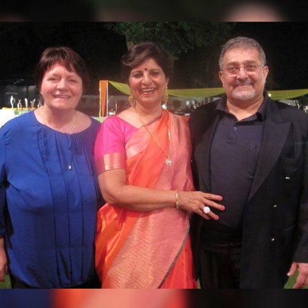 Gaby, Radhika und Tony auf einer indischen Hochzeit
