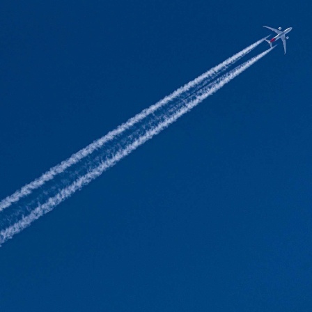 Ein Flugzeug mit der Aufschrift 'Quantas', aufgenommen in Berlin (Bild: picture alliance/photothek/Florian Gaertner)