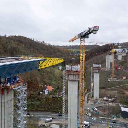 Luftaufnahme der Bauarbeiten an der Autobahnbrücke Rahmede in NRW im November 2024 in Lüdenscheid.