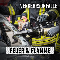 Stahlzange von Feuerwehrmann geführt an Unfallauto