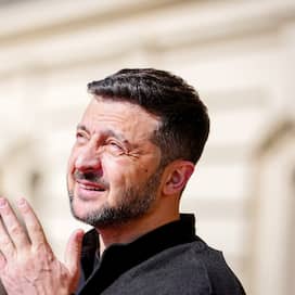 Wolodymyr Selenskyj, Präsident der Ukraine, steht in Kiew vor dem Marienpalast und blickt fragend in den Himmel.