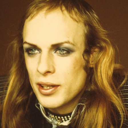 Brian Eno schaut mit einem lasziven Blick neben die Kamera | Bild: picture-alliance/dpa