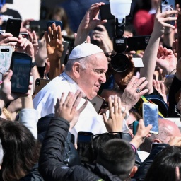 Papst Franziskus wird nach einer Messe von Gläubigen umringt