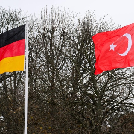 Die Flaggen von Deutschland und der Türkei wehen anlässlich des Besuchs des türkischen Präsidenten Erdogan in Deutschland vor dem Schloss Bellevue in Berlin.