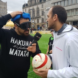 SPUTNIKer Lars interviewt Profisportler Hasan Koparan beim Blindenfußball-Finale in Halle.