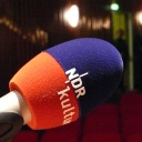 NDR Kultur Mikrofon auf der Bühne im Kleinen Sendesaal des Landesfunkhauses Niedersachsen in Hannover